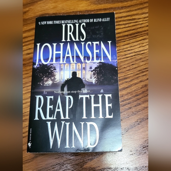 Iris Johansen Book Series: The Wind Dancer - Picture 5 of 6